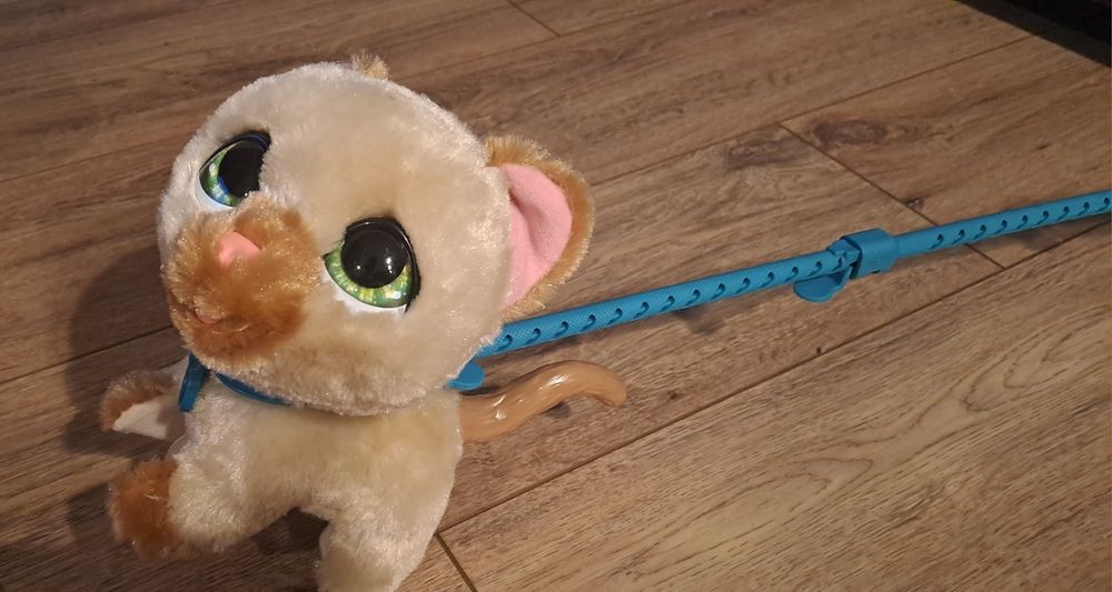 FurReal Friends, Zwierzaki na smyczy, kotek na smyczy,