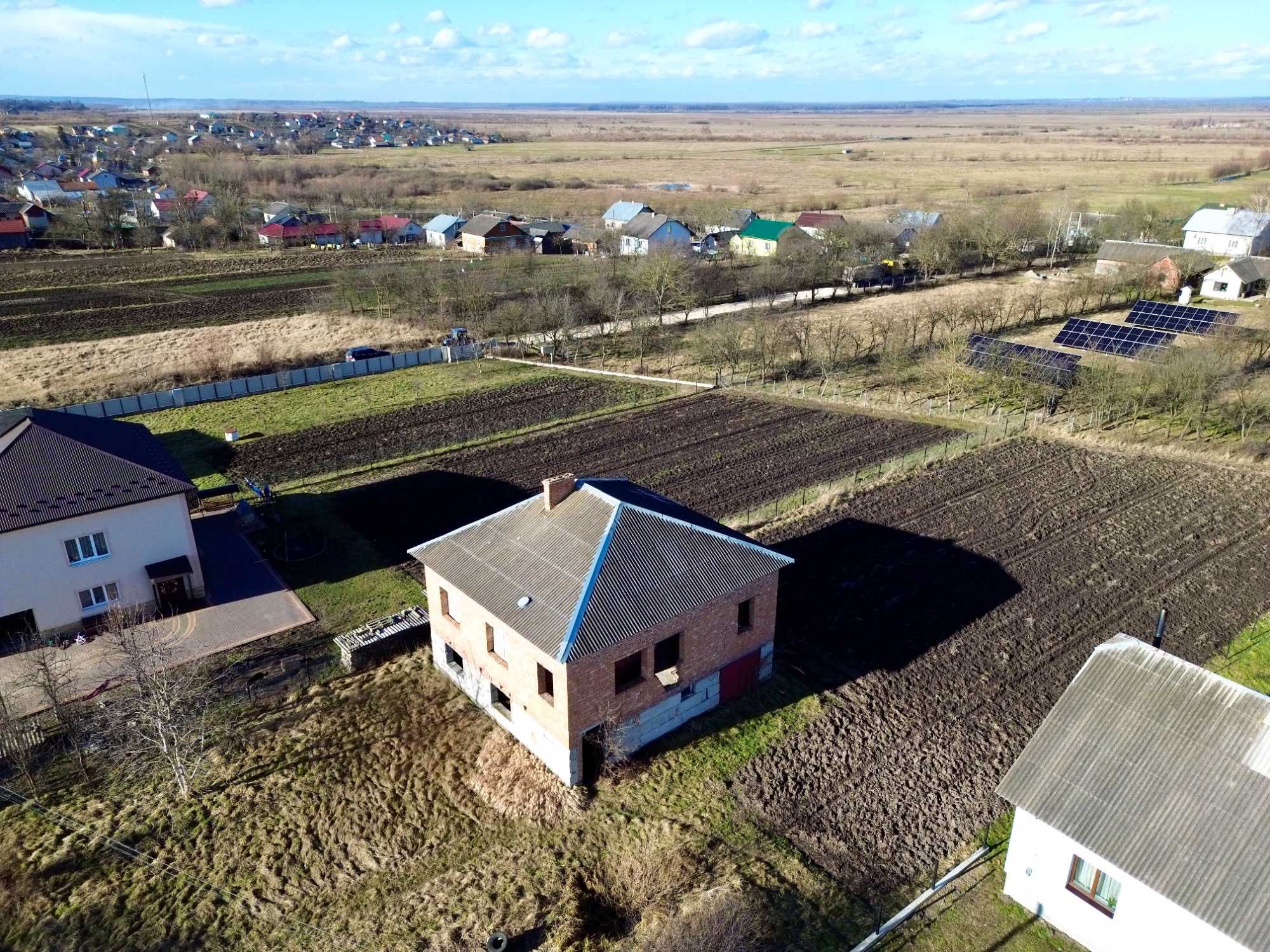 Продаж земельної ділянки з незавершеним будинком у с. Грушів