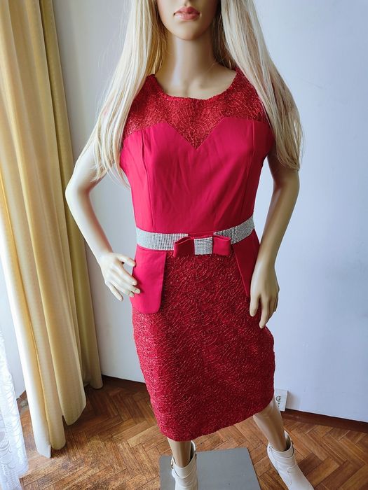 Elegancka czerwona sukienka z koronką i paskiem z kokardą  L