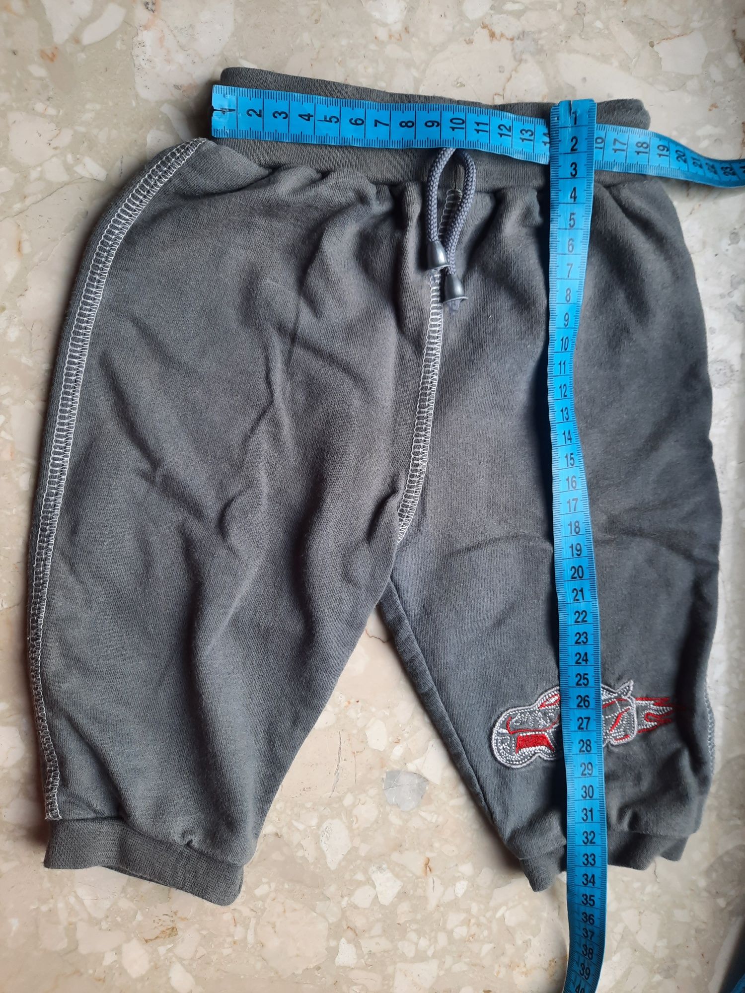 Spodnie dresowe dla chłopca niemowlęce z autkie r. 68