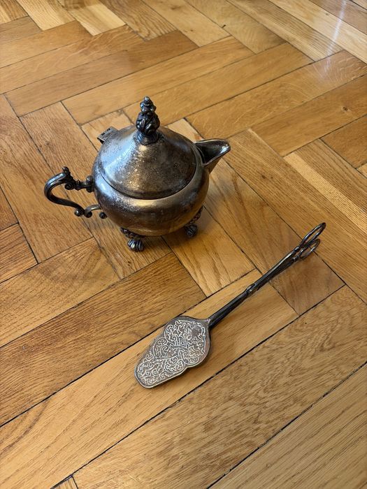 Antyki miska do herbaty i szczypce do ciasta