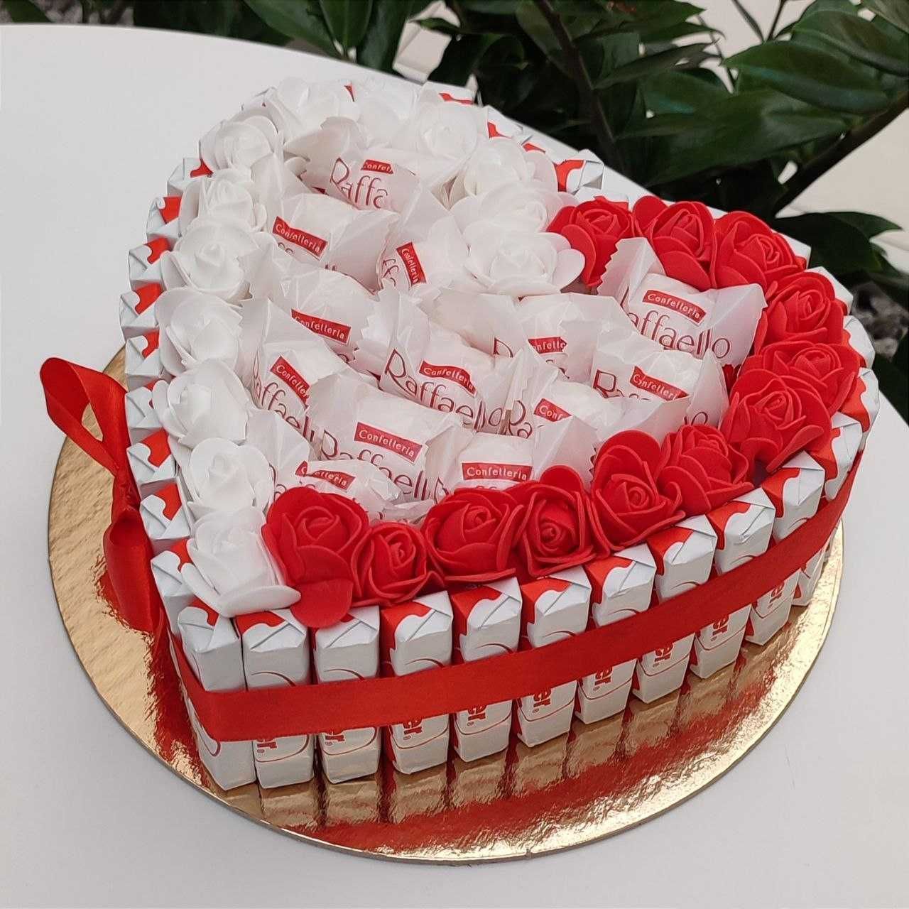 Tort ze słodyczy serce Raffaello róże. Prezent na 25 35 Urodziny, Ślub