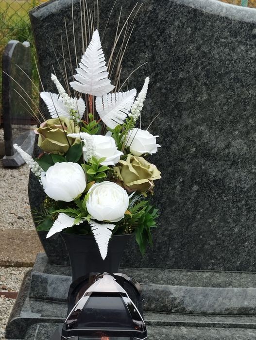 Komplet nagrobny stroik wiązanka na grób cmentarz pomnik chryzantemy.