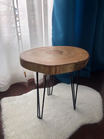 Mesa feita com tronco de madeira maciça