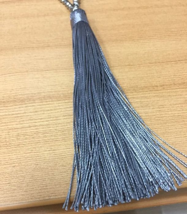 Бусы стеклянные серебристые с подвеской кисточкой. ожерелье.