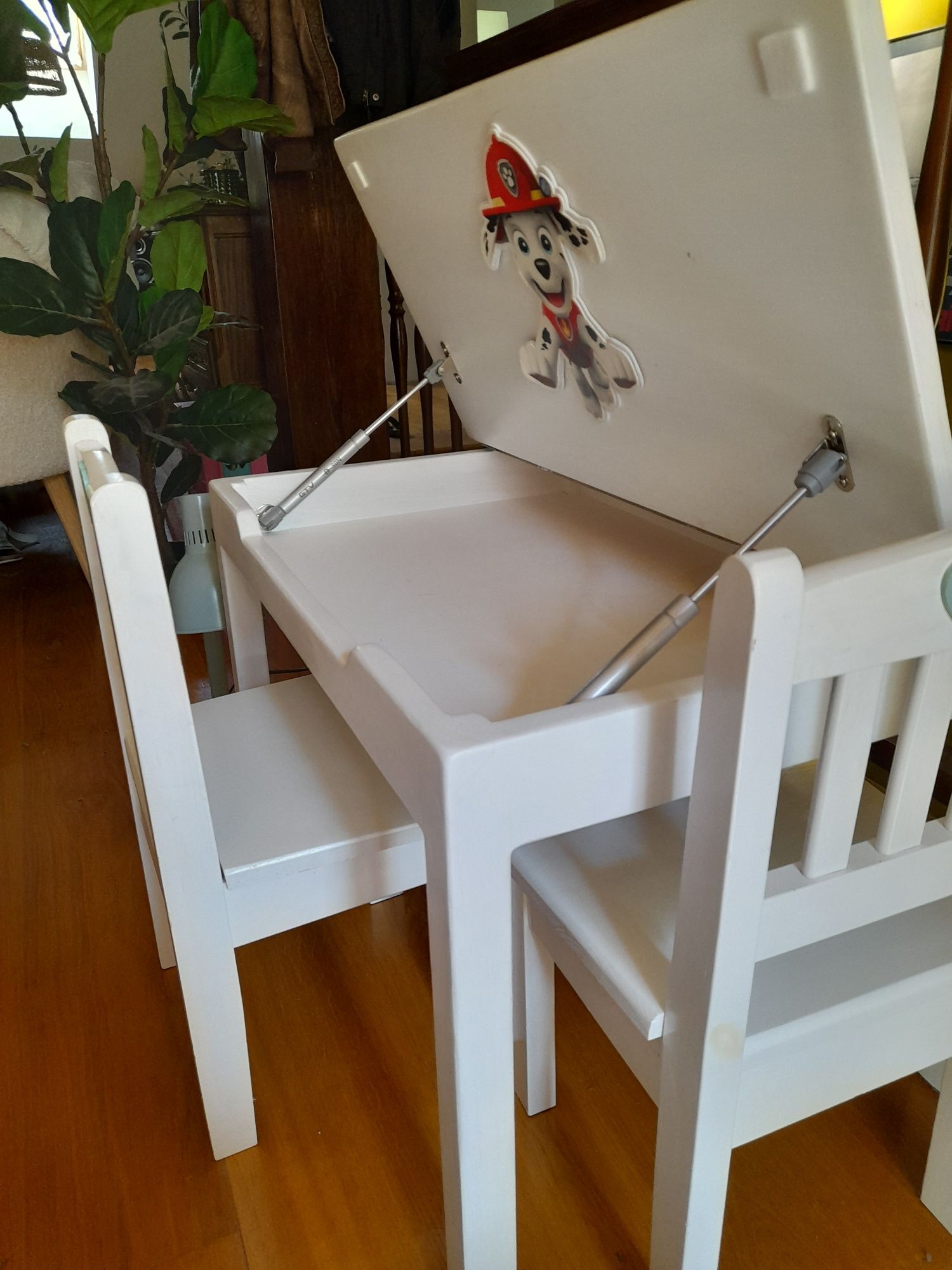 Biurko dziecięce drewniane  2 krzeslami stoliczek krzeselka