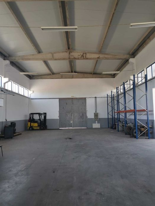 Armazém para arrendar - Espaço amplo e Bem localizado!