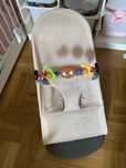 Leżaczek BABYBJORN Mesh + oryginalna zabawka