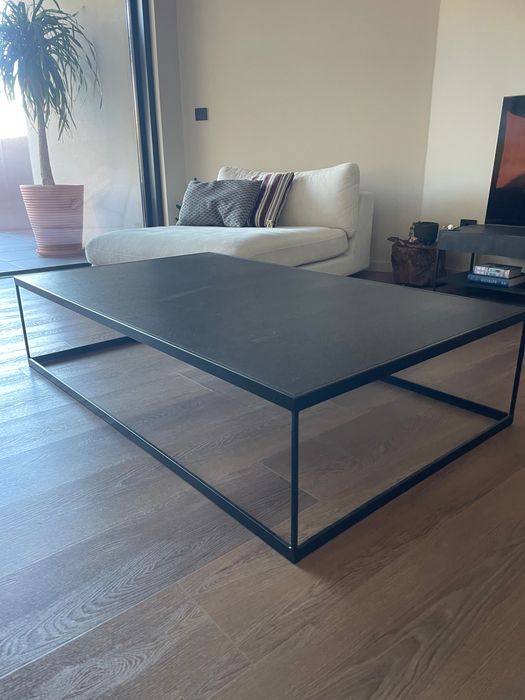 Mesa de centro/apoio de estrutura em metal com tampo em Madeira -Area