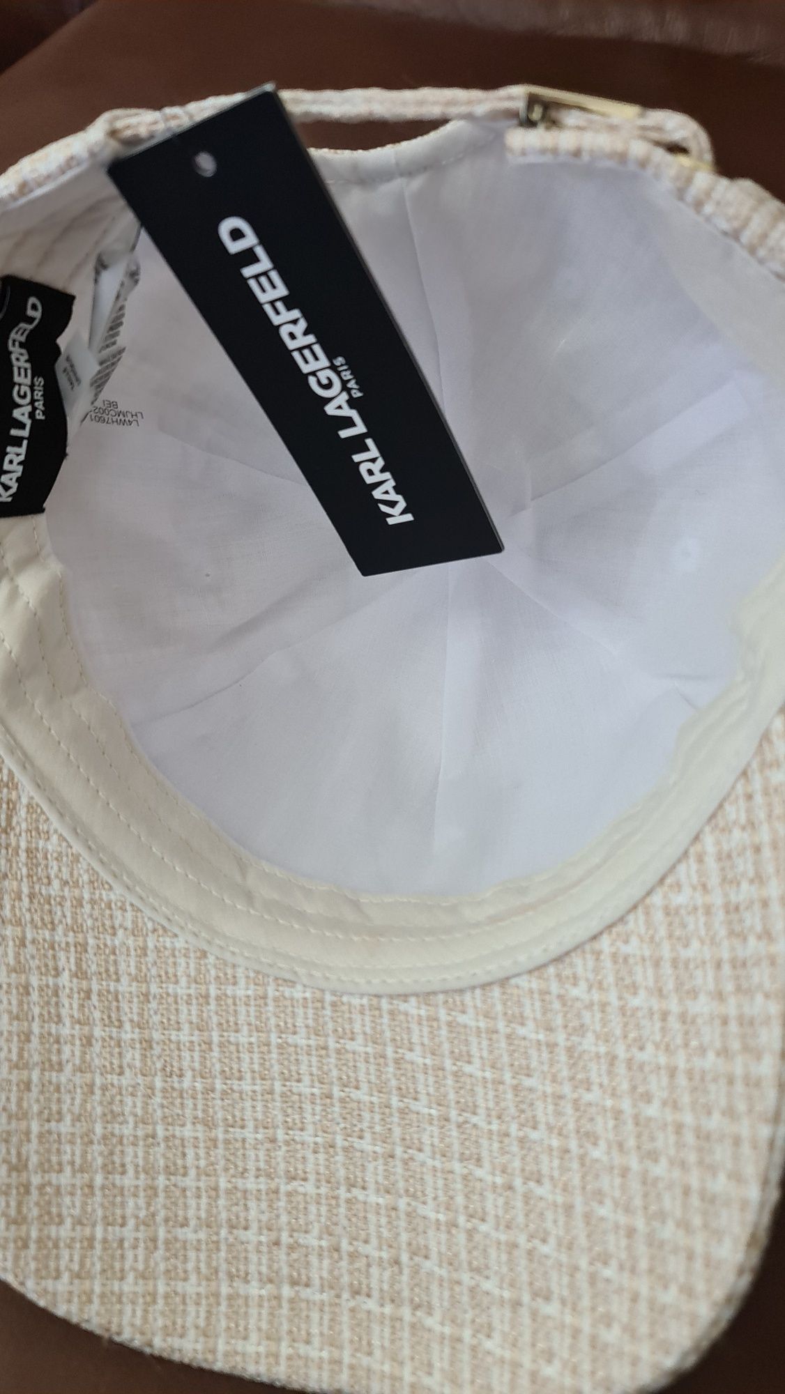 Czapka karl lagerfeld.
