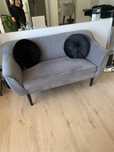 Sofa dwuosobowa z poduszkami