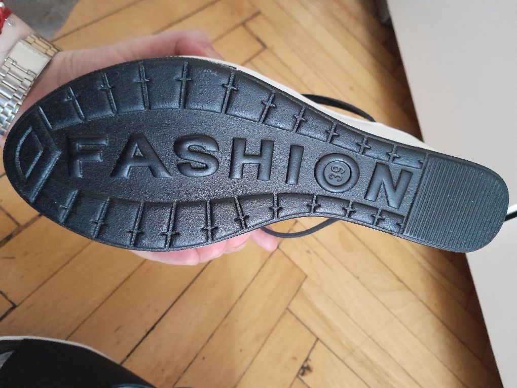 Buty na koturnie