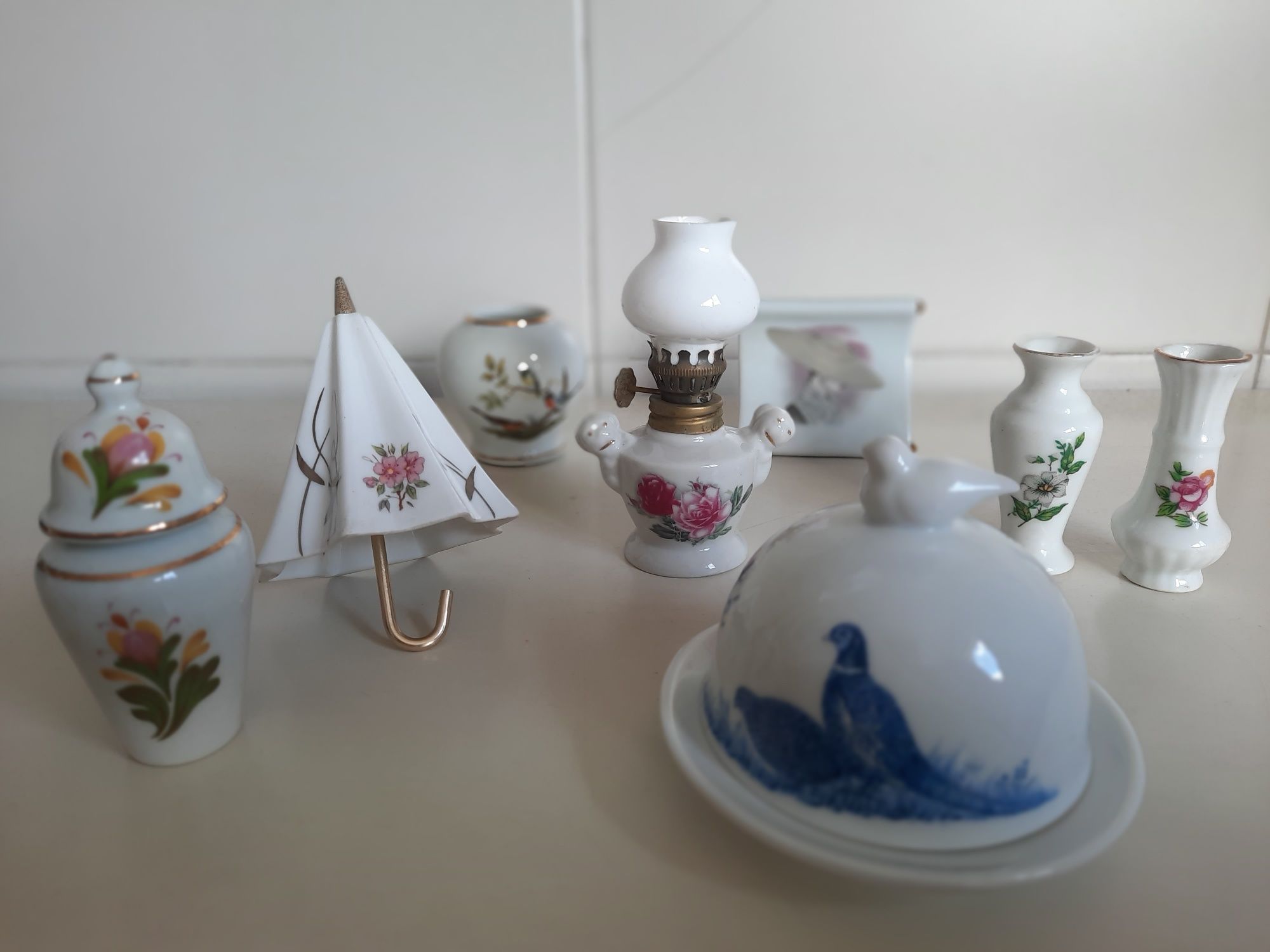 Conjunto de miniaturas em porcelana