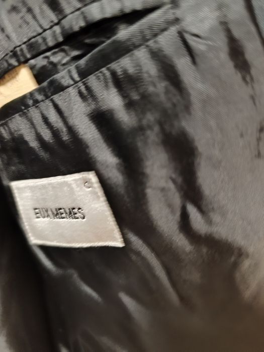 Fato verde escuro quase parece preto