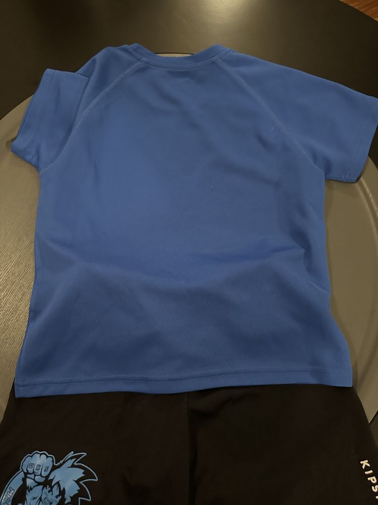 Komplet sportowy koszulka i spodenki Kipsta w rozmiarze 116