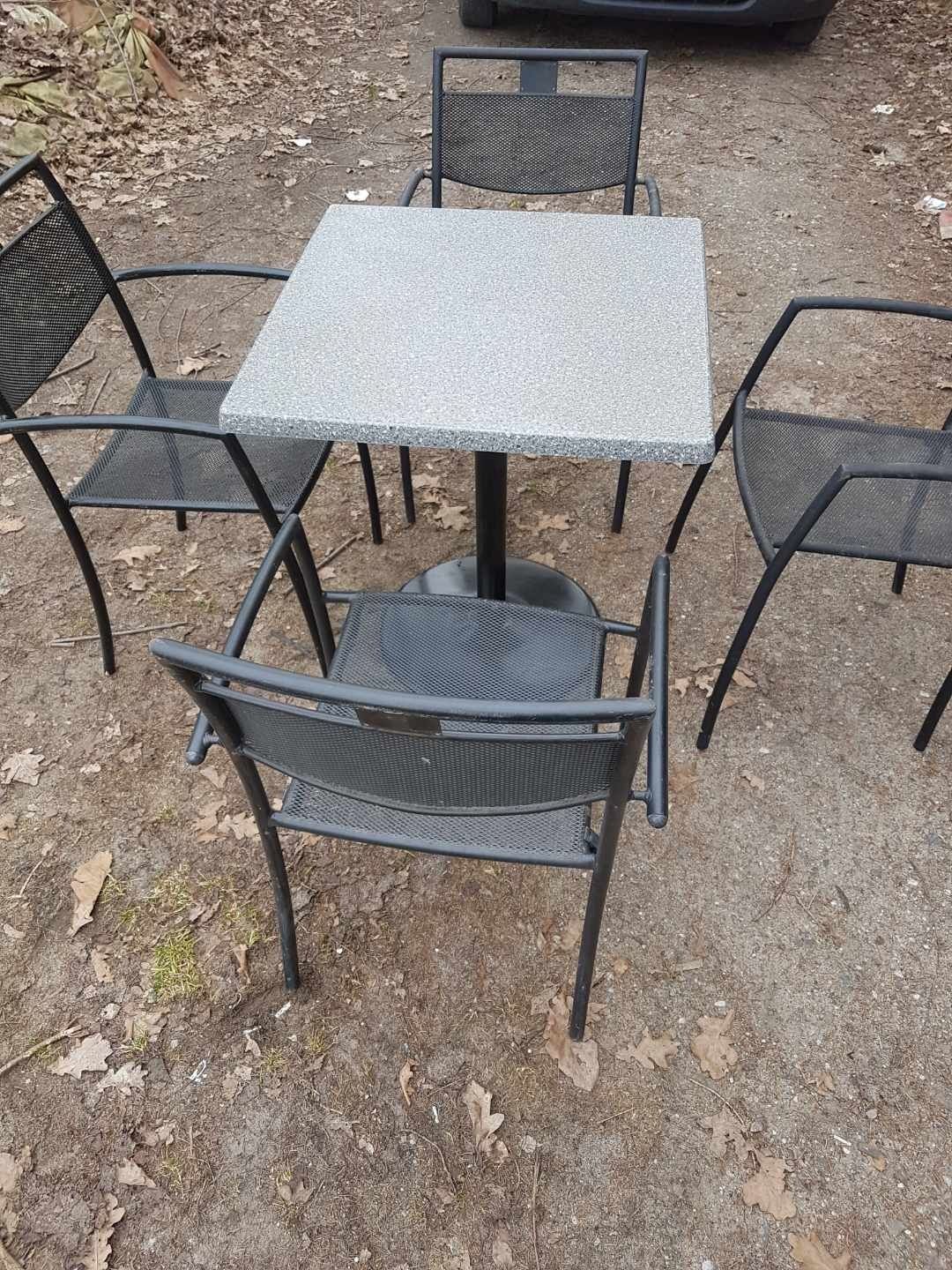 Stolik   i cztery  krzesla
