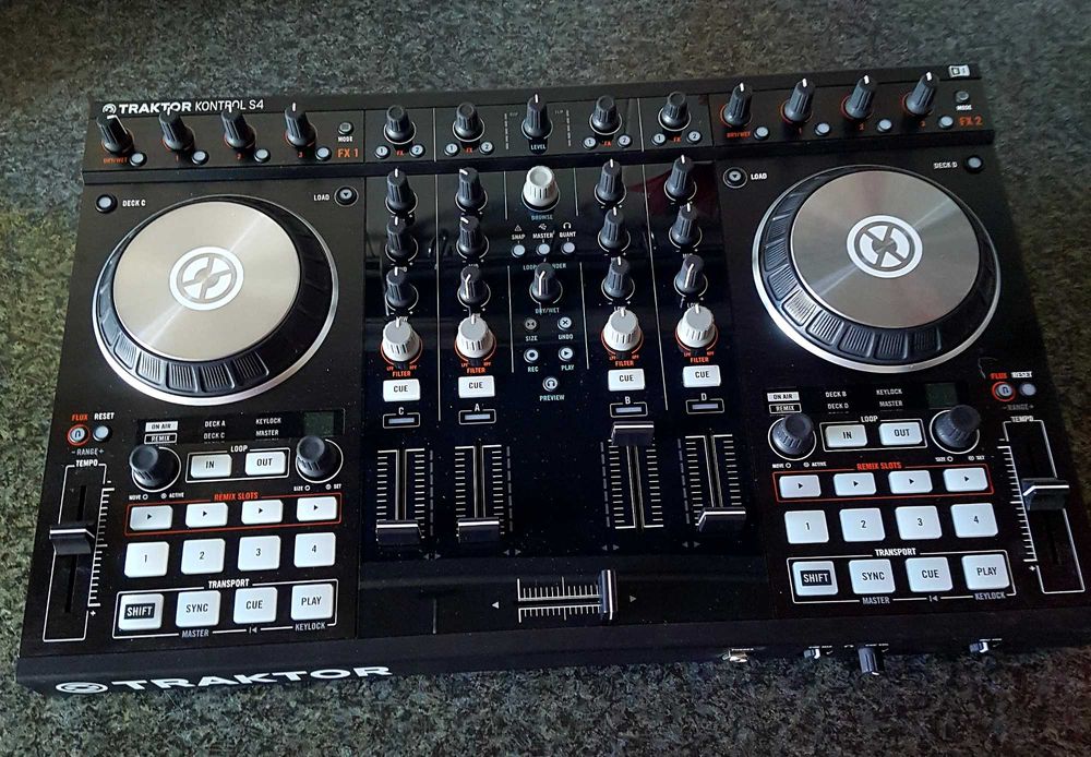 Native Instruments TRAKTOR KONTROL S4 MK 2