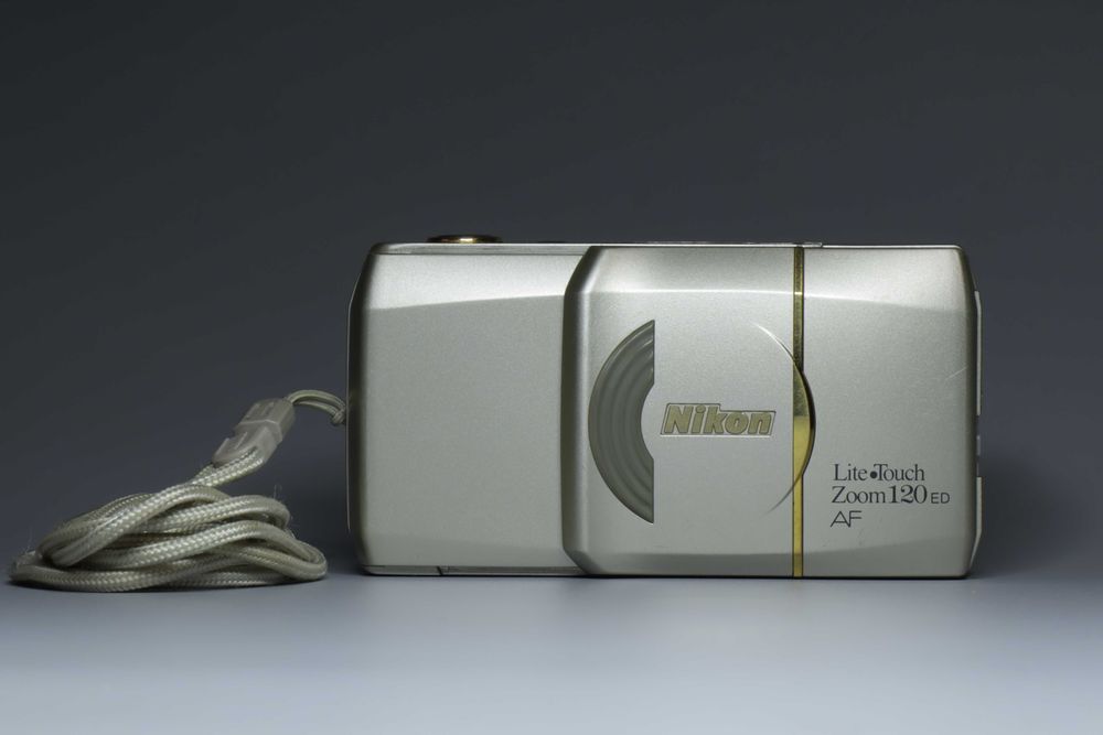 Плівковий компакт фотоапарат Nikon Lite Touch Zoom 120ED тестован