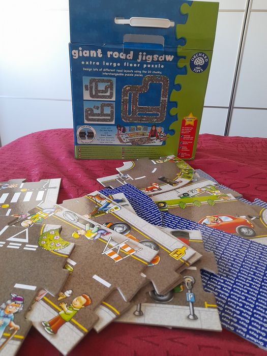 2 puzzles gigantes que se juntam - cidade e quinta