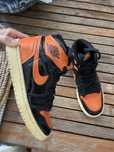 Jordan 1 Mid Laranja Preto