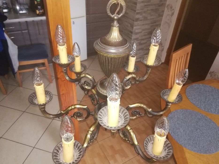 Piękny stary zadbany mosiężny żyrandol.