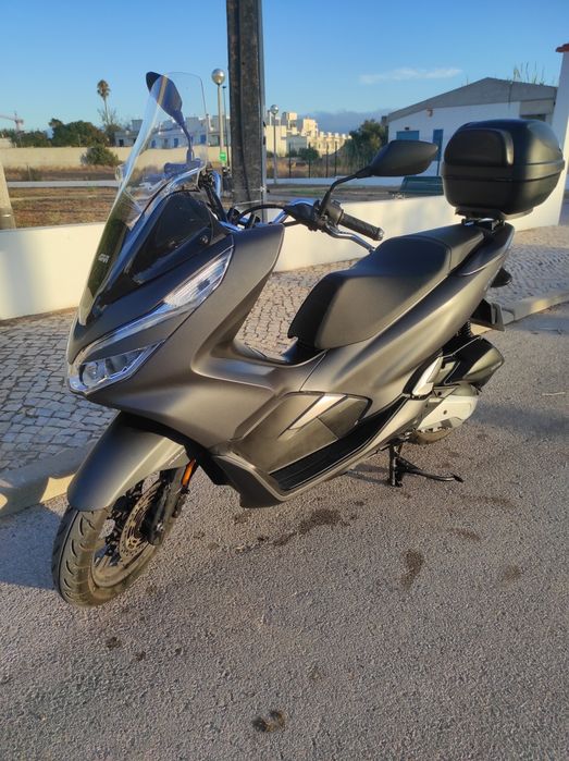 HONDA PCX 125 
HH10/2019 com 39500km 
Pneus novos 
Top case givi
Visei