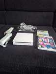 Consola de jogos Wii + 2 CDS de jogos 2 comandoscomo nova.