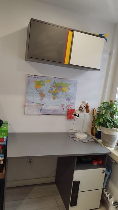 Biurko z szafką  wisząca