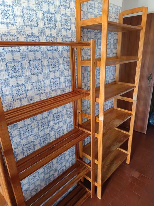 Conjunto de 3 estantes em madeira