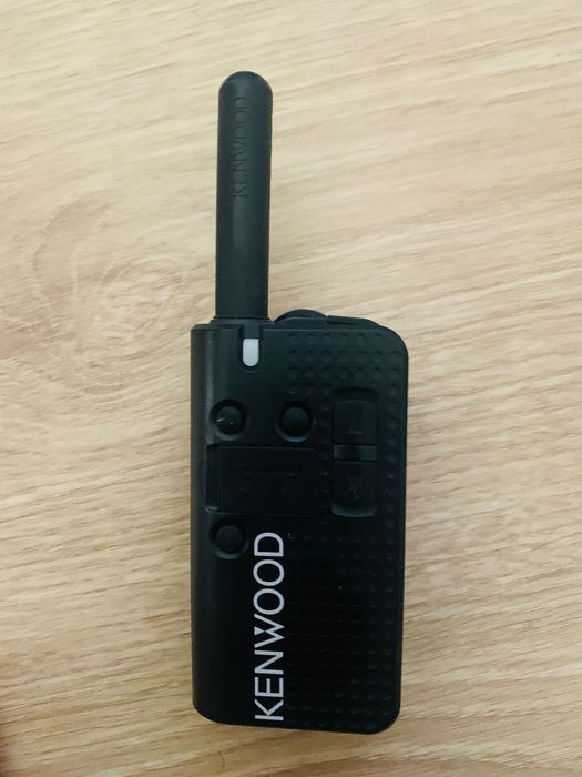 Conjunto de 2 Walkie-Talkies Kenwood PKT-23E + 2 Kits Mãos Livres