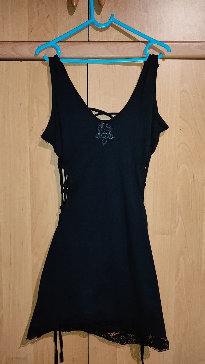 Czarna mini z koronką i sexy sznurkami po bokach i z tyłu r. S/M