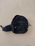 Mochila Faconable azul escura com uma alca