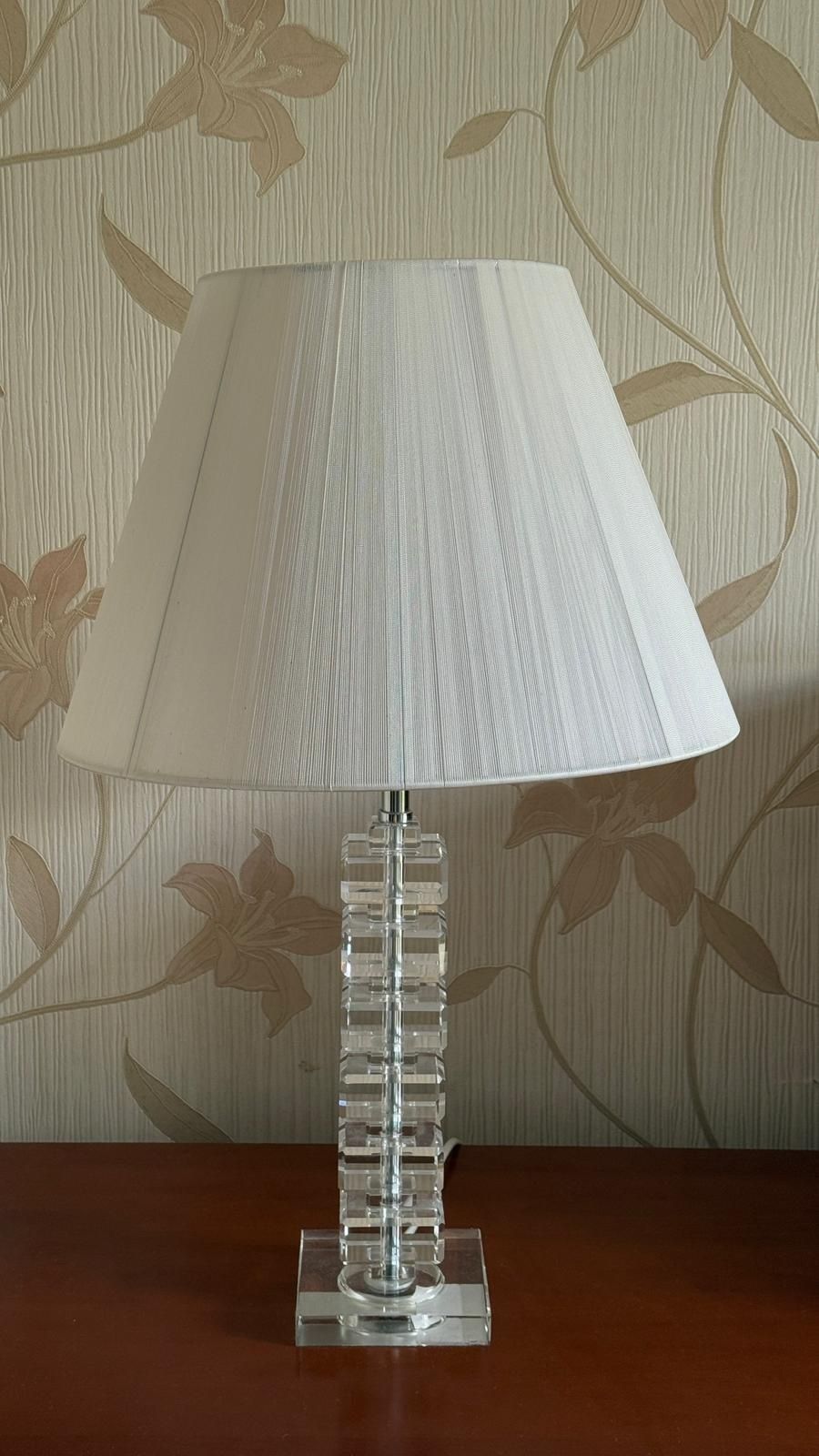 Lampa na komodę typu glamour