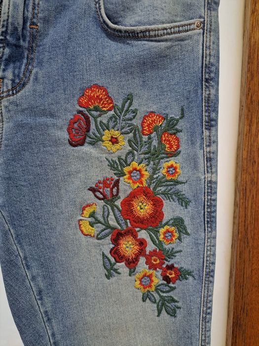 Calças ganga bordados