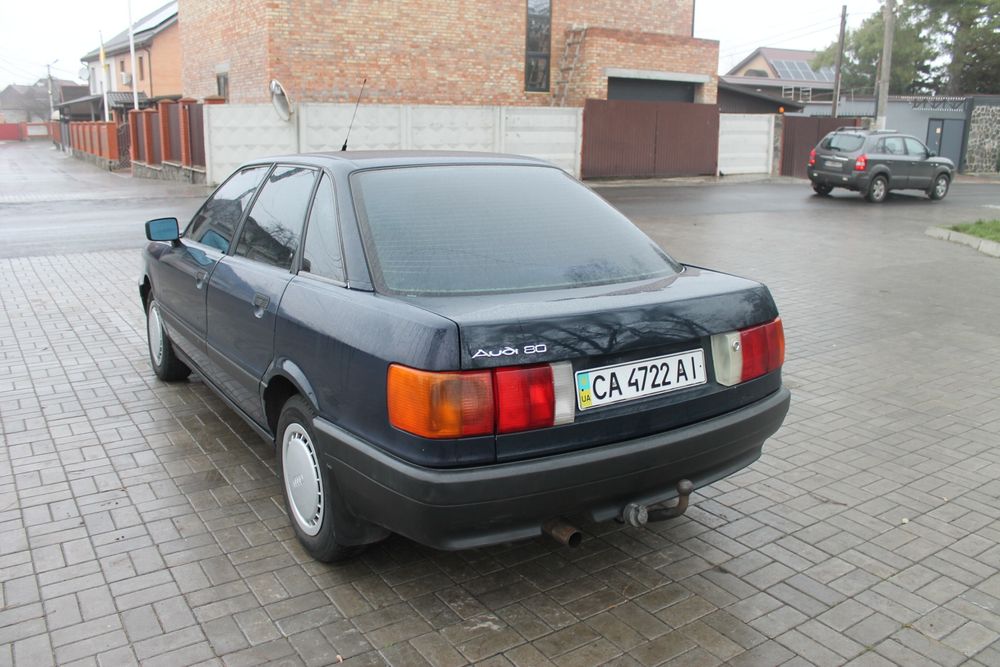 Audi 80        .