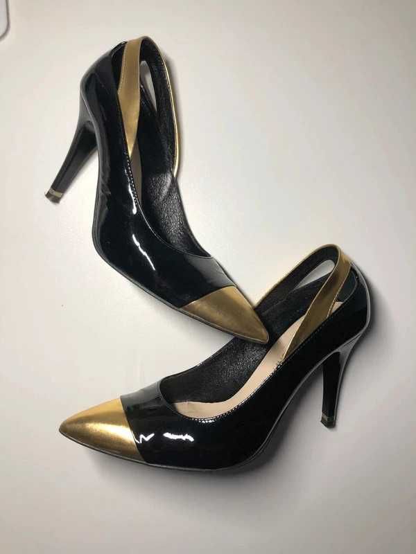Eleganckie buty wieczorowe na obcasie ze złotym akcentem