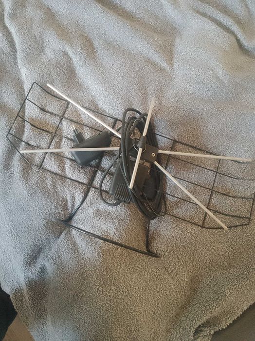 Antena pokojowa z zasilaczem