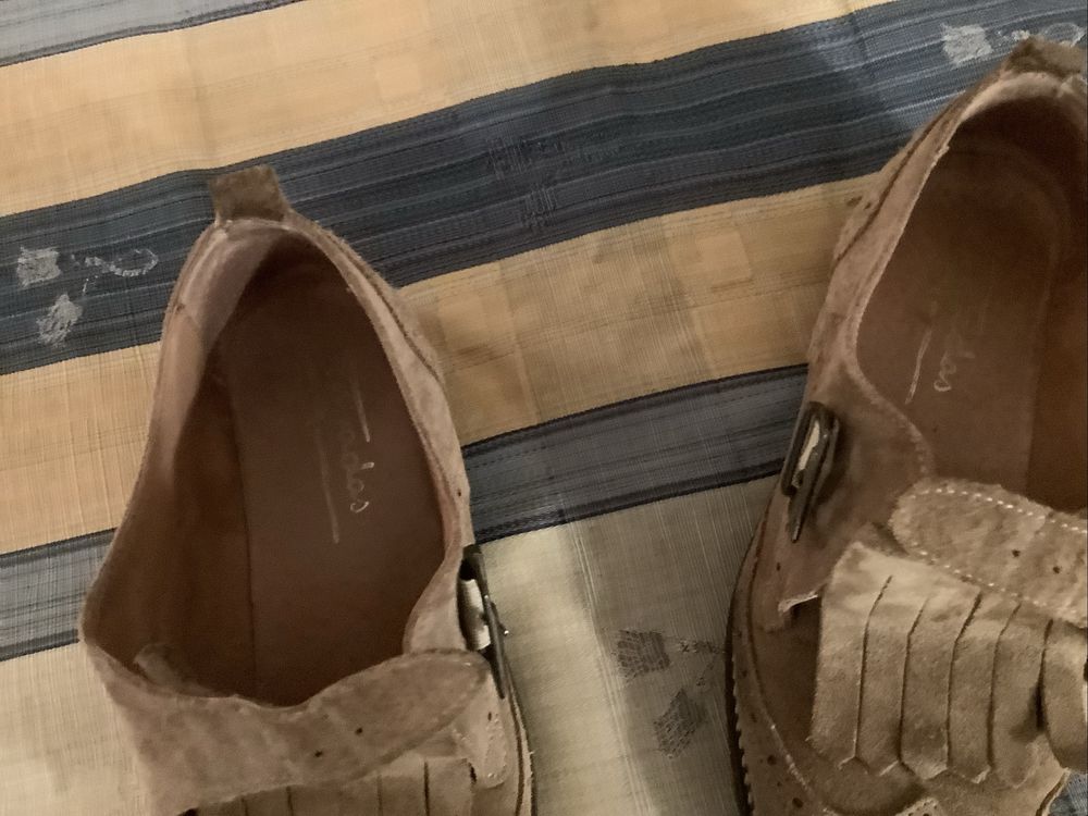 Sapatos em camurça bege a apertar com fivela