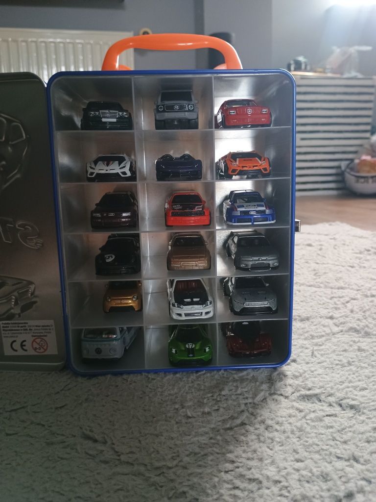 Skrzynka z autkami hot wheels