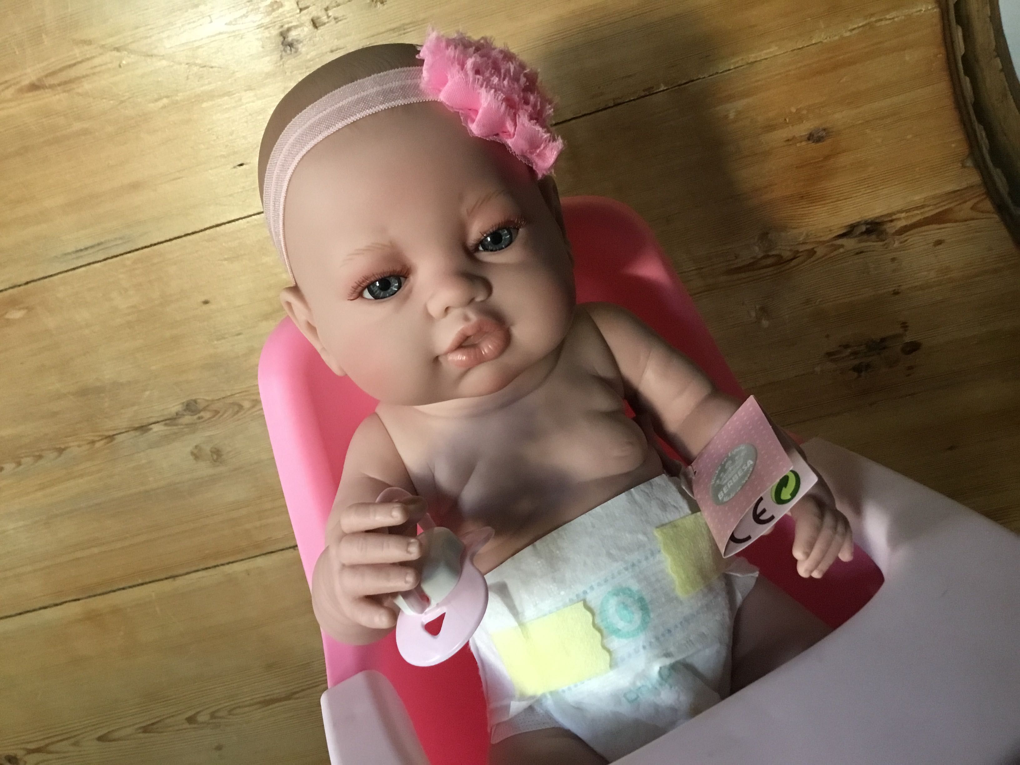 Boneca bebé e cadeirinha (artigos novos) reservada