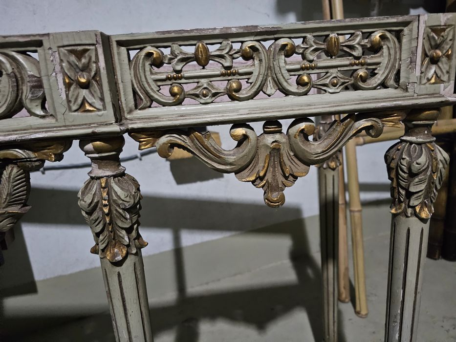 Consola antiga em madeira com pernas trabalhadas sem tampo