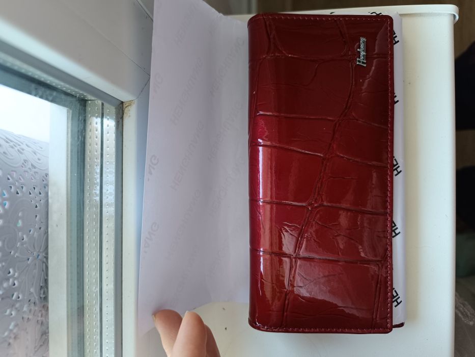 Продам Новий шкіряний гаманець червоного кольору