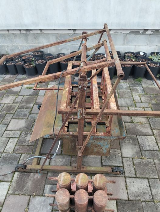 Прес для виготовлення блоків.