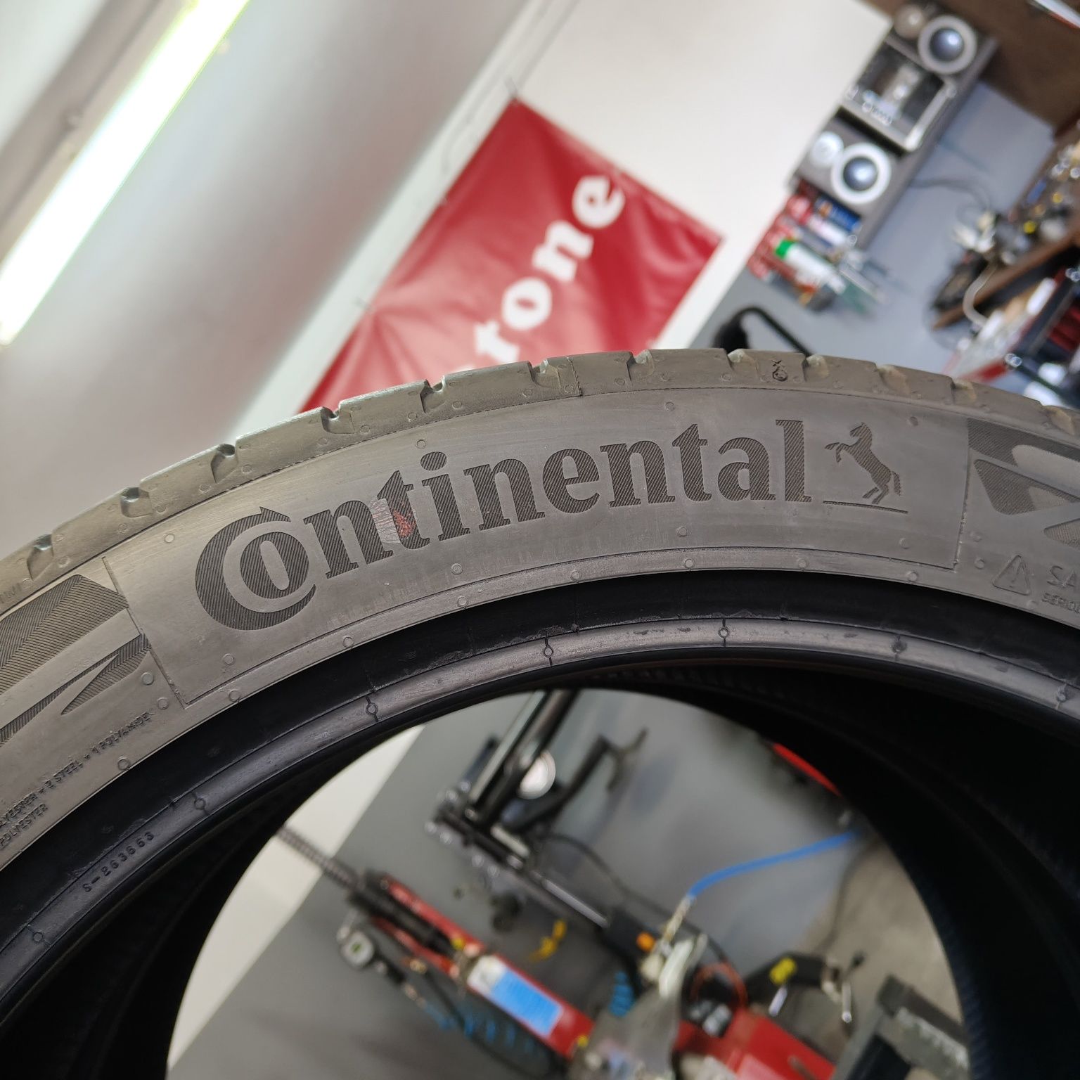 235/45/21 XL Sprzedam parę opon letnich Continental
