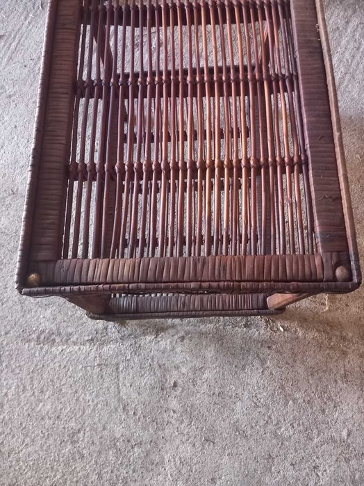 Carrinho de bar ou carrinho de chá antigo, feito de rotim e bambu.