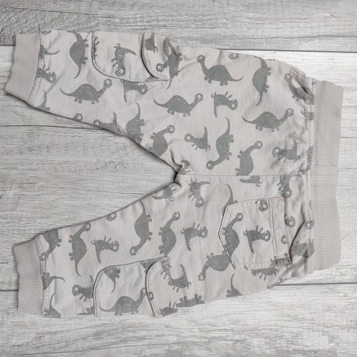 Beżowe spodnie chłopięce dresowe na gumce, joggery, dinozaury, Smyk74