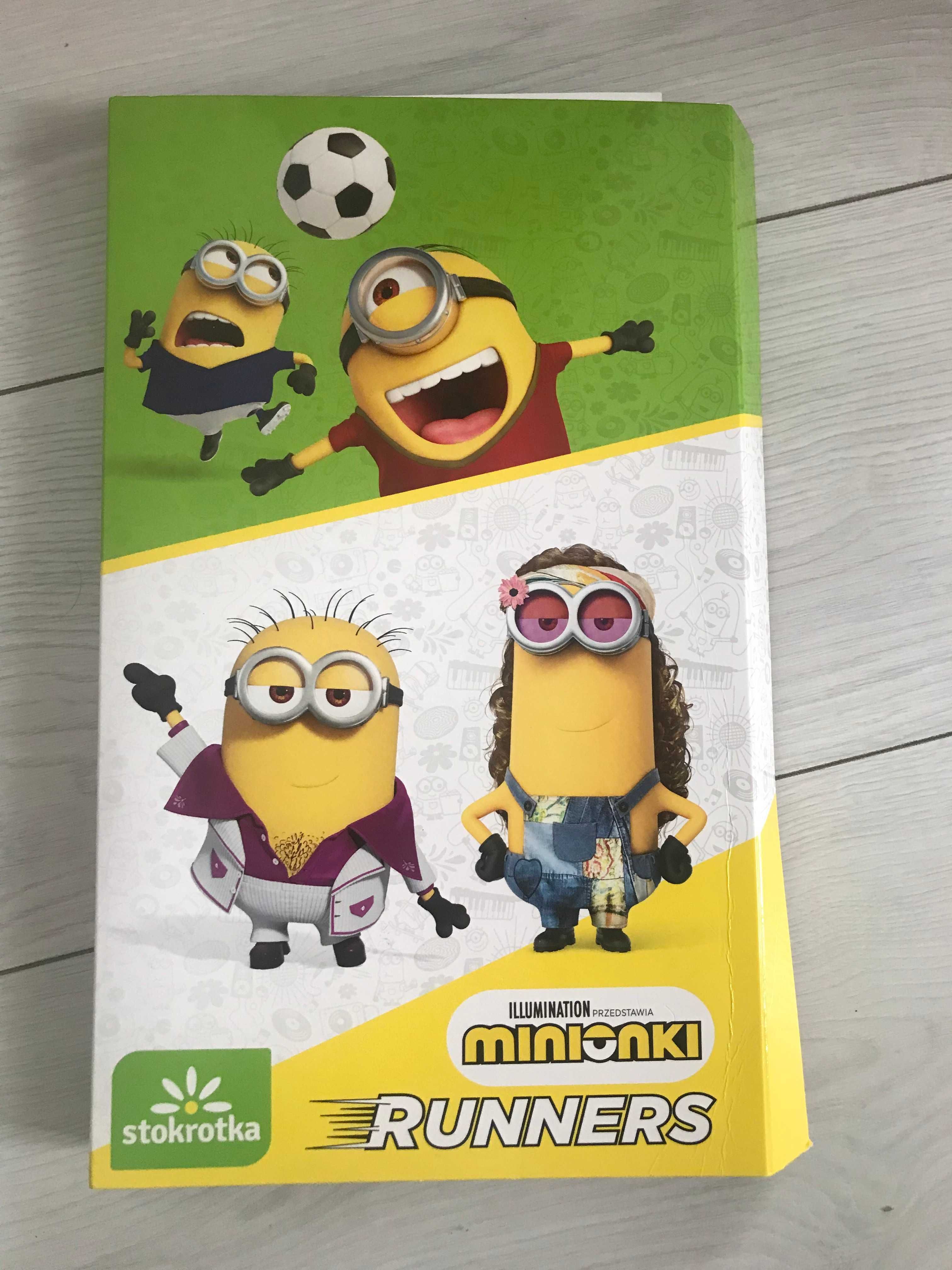 album minionki z grami w srodku i piecioma figurkami