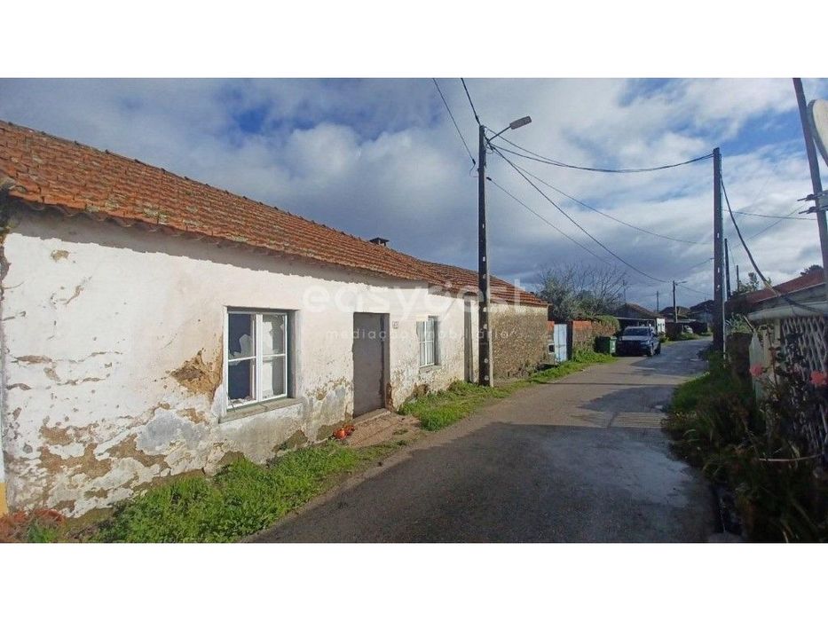 Moradia com logradouro e terreno perto de praias fluviais