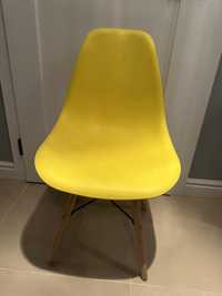 Krzeslo plastikowe żółte