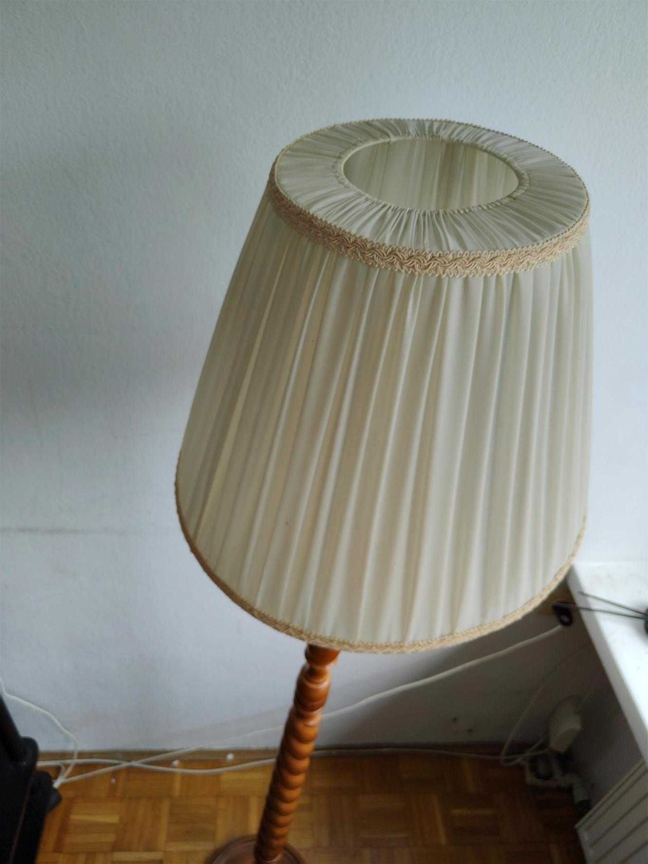 Lampa stojąca wysoka drewniana z abażurem